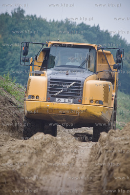 Gdansk. Ul. Ogrodowa. Montaz pierwszych elemntow wiaduktu...