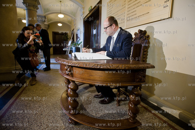 Gdansk. Nowy Ratusz. awel Adamowicz - prezydent Miasta...