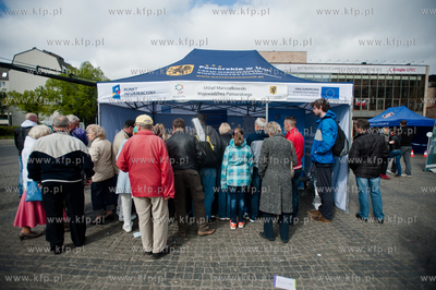 Gdansk. Targ Weglowy. Wielki Festyn Rodzinny, swietujacy...