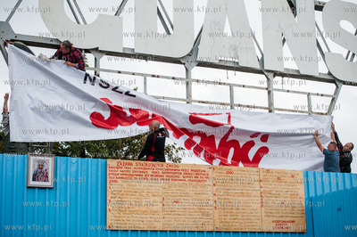Gdansk. Zwiazkowcy wieszaja tranparent NSZZ Solidarnosc...
