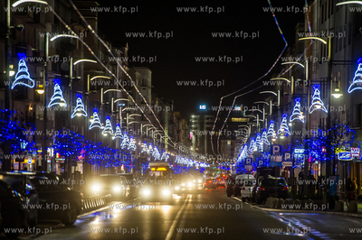 Gdynia. Swiateczne iluminacje na ul. Swietojanskiej...