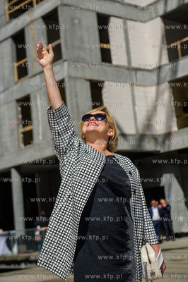 Gdynia. Uroczyste zawieszenie wiechy na nowo powstajacym...