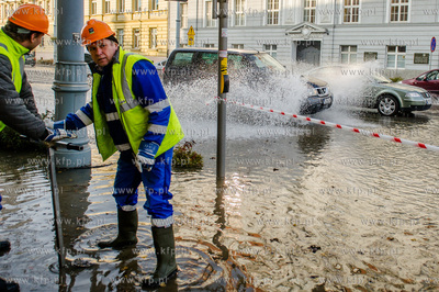Gdansk. Awaria sieci wodociagowej na skrzyzowaniu ulic...