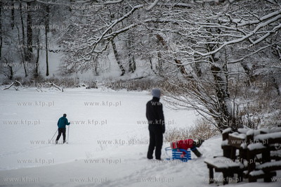 Sniezny zimowy dzien nad jeziorem Otominskim.
21.01.2016
fot....