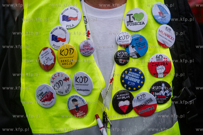 Gdańsk. Manifestacja Komitetu Obrony Demokracji pod...