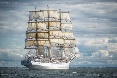 Zatoka Gdańsk. Wspólne ćwiczenia stawiania żagli...