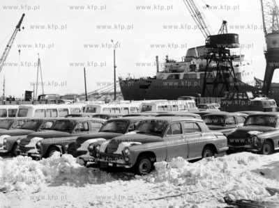 Port Gdanski. Samochody marki Warszawa i sanitarki...