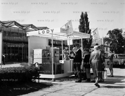 Budka z lodami na ul. Bohaterow Monte Cassino w Sopocie....