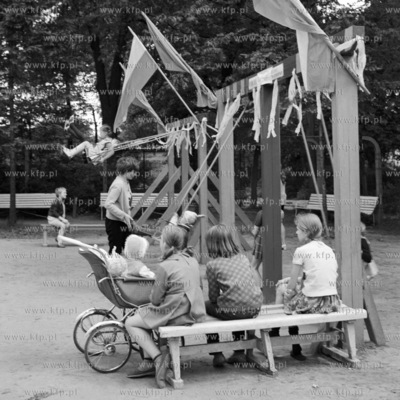 Na placu zabaw zawsze jest duzy ruch. 
07.1970
0002555z_lipiec1970
Fot....