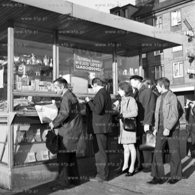 Kiosk Ruchu na rogu ulic Kowalskiej i Targu Drzewnego...