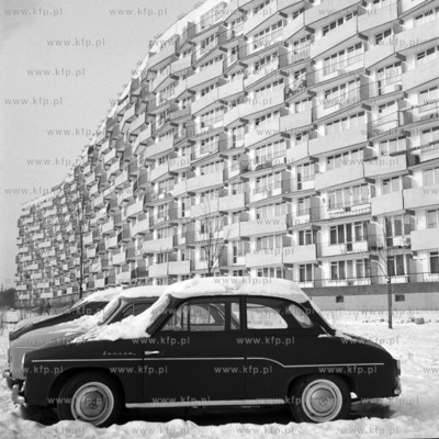 Gdańsk Przymorze. Falowiec na ul. Piastowskiej i zaparkowane...