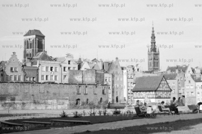 Wypocznek na ławkach przy deptaku alei Leningradzkiej...