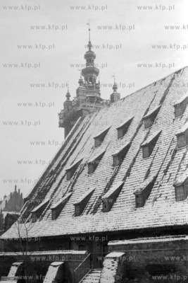 Zaśnieżony dach Wielkiego Młyna w Gdańsku. Na drugim...