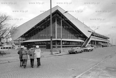 Dworzec Morski przy skwerze Kościuszki w Gdyni. 
7.03.1977
2marzec77_z.kosycarz_p13
Fot....
