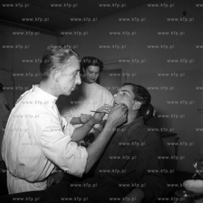 Kontrola uzębienia w gabinecie stomatologicznym. (lata60).
1961
0001830z
Fot....