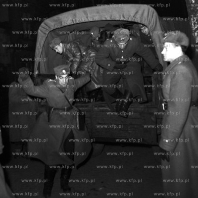 Z samochodu wysiada patrol żandarmierii wojskowej....