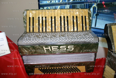 Wystawa akordeonow w krzywym domku na sopockim deptaku....