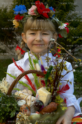 Kociewianka ( Patrycja lat 6) ze swieconka wielkanocna
01.04.2007
Fot.Krzysztof...