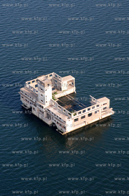 Gdynia z lotu ptaka. Ruiny starej torpedowni w Babich...