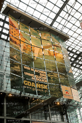 Reklama Gdanska w centralnej hali na dworcu glownym...
