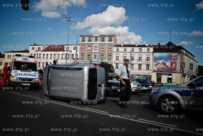 Zderzennie dwoch samochodow (zielonego BMW i srebrnego...