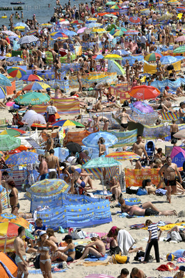 Tlum plazowiczow w samo poludnie na plazy w Mielnie.
04.07.2010
Fot....