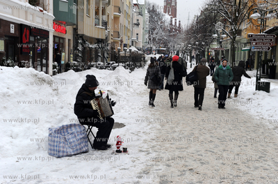 Sopot zasypany sniegiem. Nz. ulica Monte Cassino. 11.12.2010...