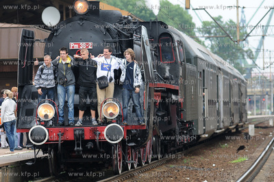 Pociag "Heweliusz", prowadzony przez parowoz z wolsztynskiej...