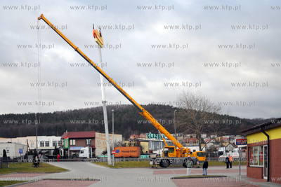 Na skutek silnego wiatru przechylil sie slup z logotypem...