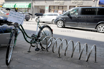 Rowerzysci z Gdyni zachecaja mieszkancow miasta i odwiedzajacych...