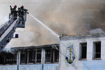 Pozar pustostanu na ulicy Hallera w Gdansku. Pozar...