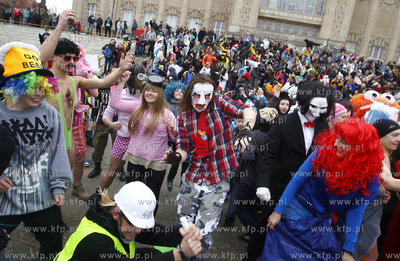 Przed Muzeum Narodowym w Szczecinie, na Wałach Chrobrego...