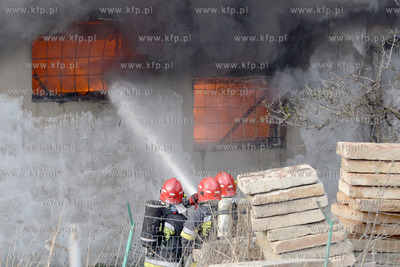 Pozar malarni firmy Indusco przy ul. Hutniczej w Gdyni,...