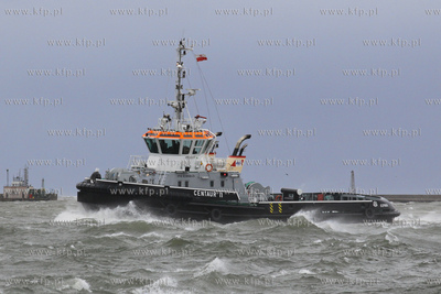 Sztorm w porcie Gdynia. Holownik Centaur II w awanporcie.
14.10.2009...