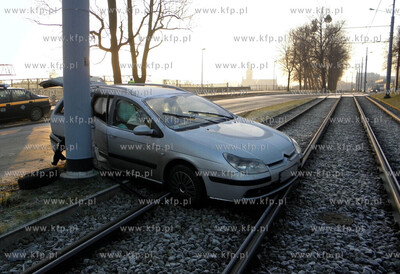 Gdansk, 3 Maja. Samochod marki Citroen wypadl z drogi...