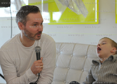 Sopot. Zatoka Sztuki. Jaroslaw Walesa czyta dzieciom...