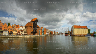 Gdansk. Dlugie Pobrzeze z Zurawiem, po prawej Olowianka...