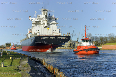 Kontenerowiec Celina Star wyplywa z gdanskiego portu....