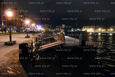 Gdańsk. Cofka na Motławie. Podmyty przystanek tramwaju...