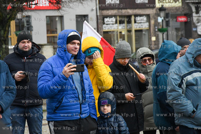 Około setki przeciwników szczepień i obostrzeń...