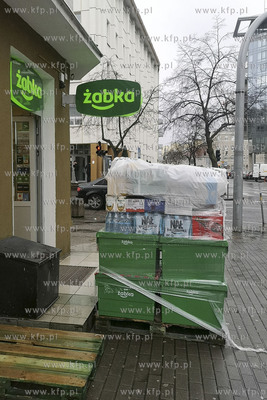 Gdynia przy ul. Derdowskiego. Sklep Żabka. Nz. Dostawa...