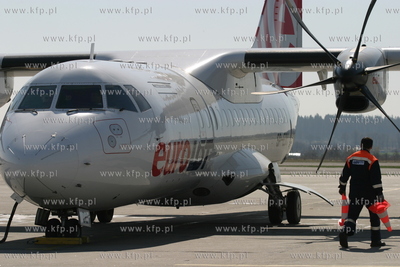 Port lotniczy w Gdansku Rebiechowie. Przed terminalem...