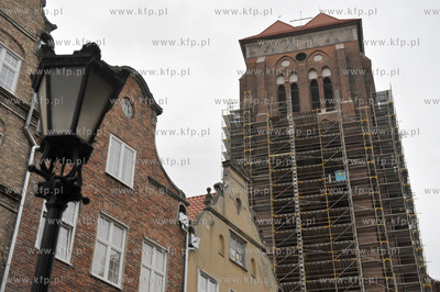 Demontaz rusztowan z odrestaurowanej wiezy Bazyliki...