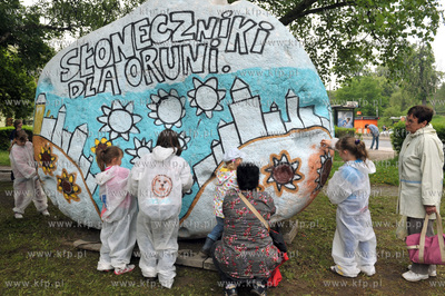Akcja "Sloneczniki dla Oruni" na skwerze przy skrzyźowaniu...