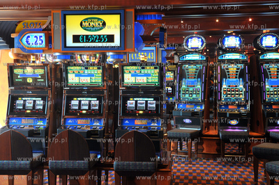 Statek wycieczkowy Costa Pacifica plywajacy pod wloska...