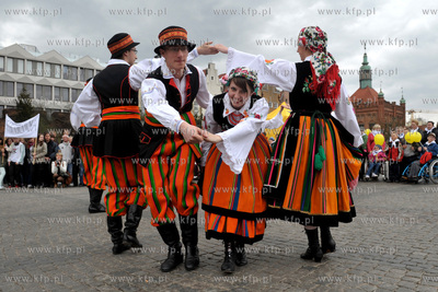 Gdansk. Targ weglowy. I Miejski Polonez Maturzystow....