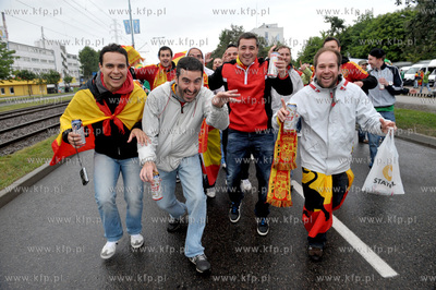 Gdansk. Hiszpanscy i irlandzcy kibice w drodze na PGE...