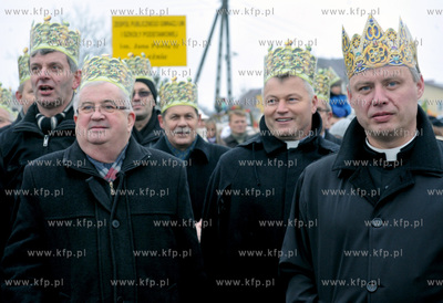 Orszak Trzech Kroli w Zukowie na Kaszubach. W orszaku...