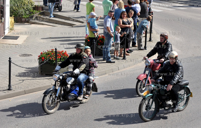 Dozynki w Luzienie na Kaszubach. Dozynkowy korowod...