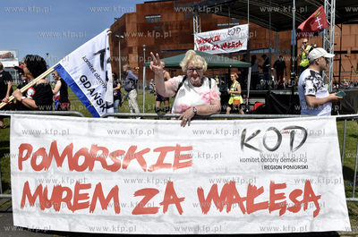 Protest przeciwko nowym ustawom o sądach i w obronie...